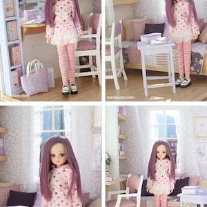 Pode incluir: Uma boneca com cabelo comprido roxo, vestindo um top rosa com padr&otilde;es de cora&ccedil;&atilde;o, uma saia branca e leggings listradas rosa. A boneca est&aacute; em um cen&aacute;rio de quarto em miniatura com m&oacute;veis e acess&oacute;rios.
