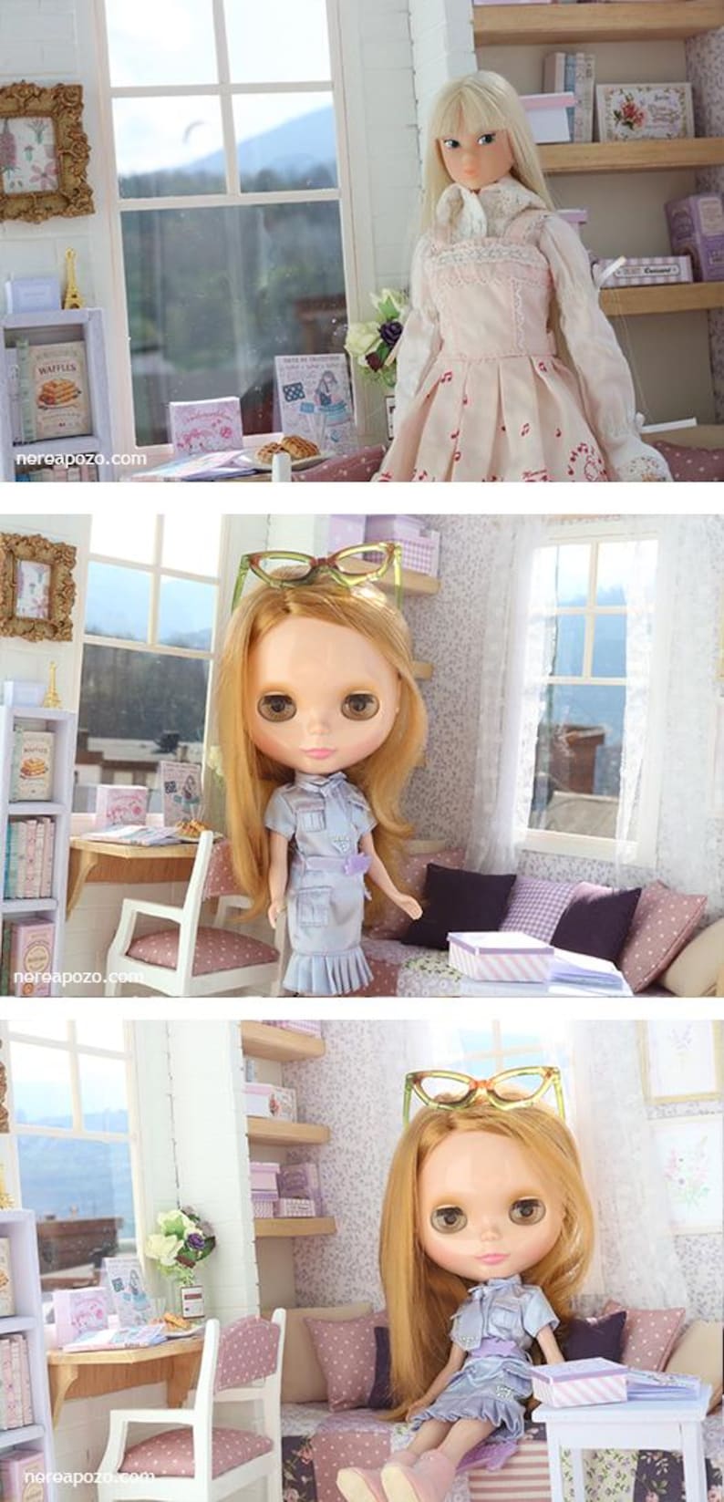 Pode incluir: Cena de casa de bonecas com duas bonecas loiras. Uma boneca usa um vestido rosa com notas musicais, a outra um traje cinza. A cena inclui m&oacute;veis em miniatura, livros e objetos decorativos.