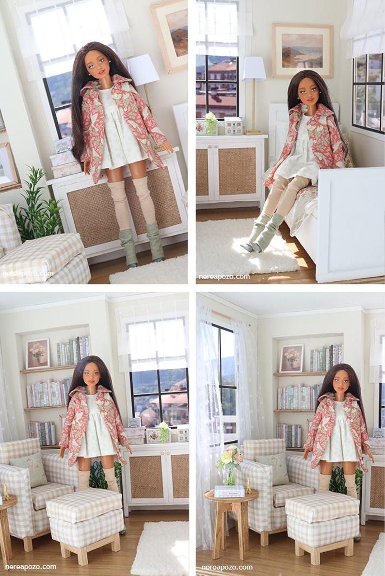 K&ouml;nnte beinhalten: Eine Modepuppe mit langem dunklem Haar tr&auml;gt ein wei&szlig;es Kleid, einen rosa-wei&szlig; gemusterten Mantel, beige oberschenkelhohe Str&uuml;mpfe und salbeigr&uuml;ne Stulpen. Die Puppe hat bewegliche Gliedma&szlig;en und ist in einem Miniaturraum arrangiert.