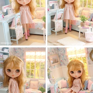 K&ouml;nnte beinhalten: Eine Blythe-Puppe mit blonden Haaren, die ein gestreiftes Kleid und rosa Stiefel tr&auml;gt. Die Puppe befindet sich in einem Miniatur-Raum mit einem Sofa, einem Schreibtisch und einem Stuhl. Der Raum ist in Pastellfarben mit floralen Mustern dekoriert.