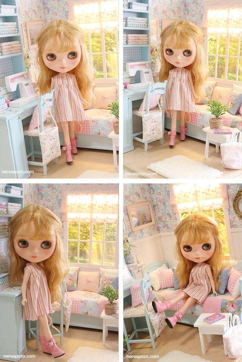 K&ouml;nnte beinhalten: Eine Blythe-Puppe mit blonden Haaren, die ein gestreiftes Kleid und rosa Stiefel tr&auml;gt. Die Puppe befindet sich in einem Miniatur-Raum mit einem Sofa, einem Schreibtisch und einem Stuhl. Der Raum ist in Pastellfarben mit floralen Mustern dekoriert.