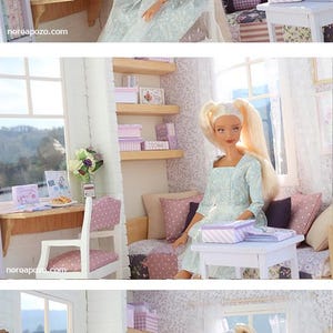 Pode incluir: Uma boneca loira de cabelo comprido, vestida com um vestido azul claro, est&aacute; sentada numa sala em miniatura. A sala &eacute; decorada com m&oacute;veis pequenos, prateleiras e caixas. A cena &eacute; bem iluminada, com uma janela ao fundo.