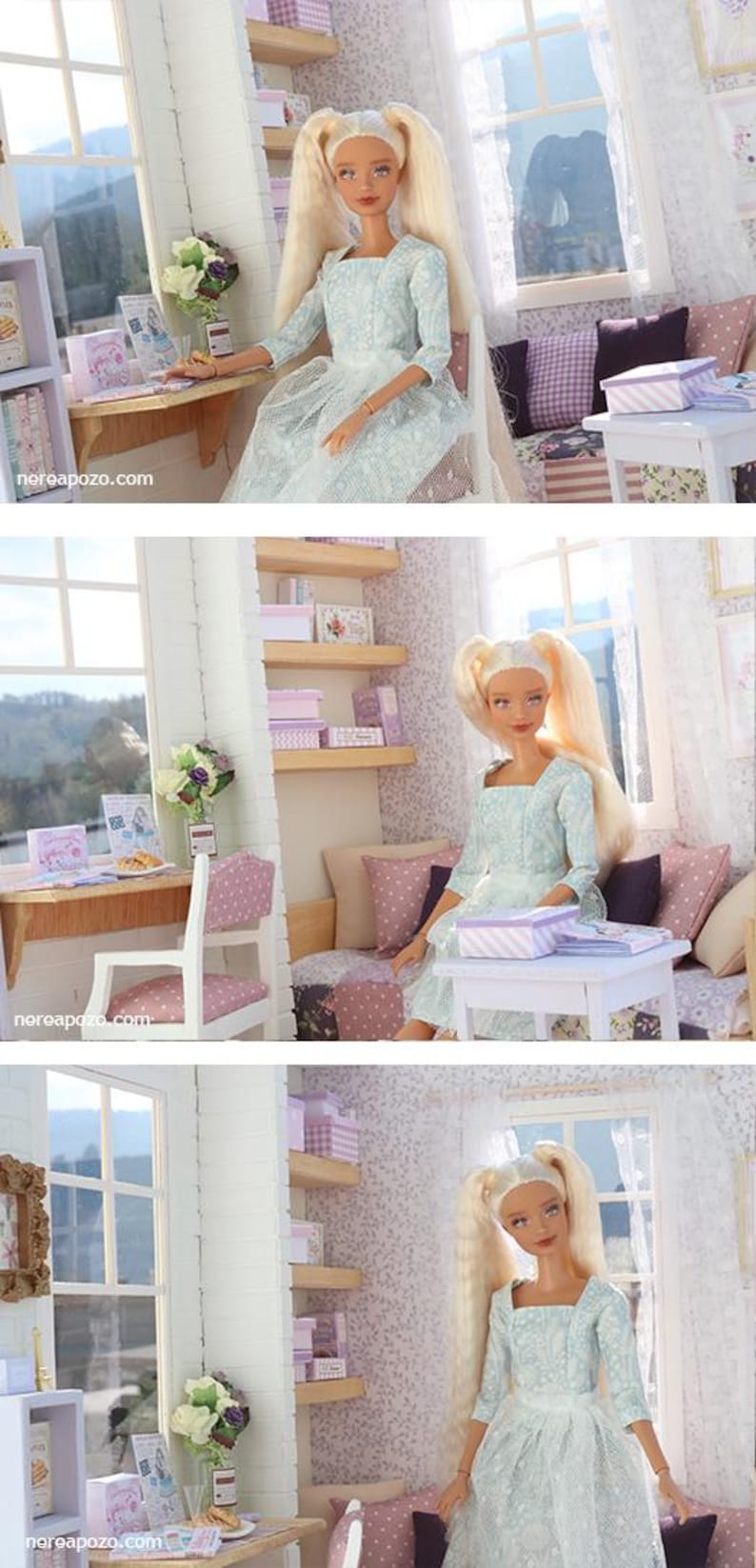 Pode incluir: Uma boneca loira de cabelo comprido, vestida com um vestido azul claro, est&aacute; sentada numa sala em miniatura. A sala &eacute; decorada com m&oacute;veis pequenos, prateleiras e caixas. A cena &eacute; bem iluminada, com uma janela ao fundo.