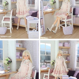 Pode incluir: Imagem de quatro pain&eacute;is de uma boneca com um vestido rosa com gola branca, num cen&aacute;rio de quarto em miniatura. O quarto apresenta uma secret&aacute;ria, prateleiras com caixas e um sof&aacute;. A boneca tem cabelo loiro e botas brancas. O cen&aacute;rio &eacute; decorado em cores pastel.