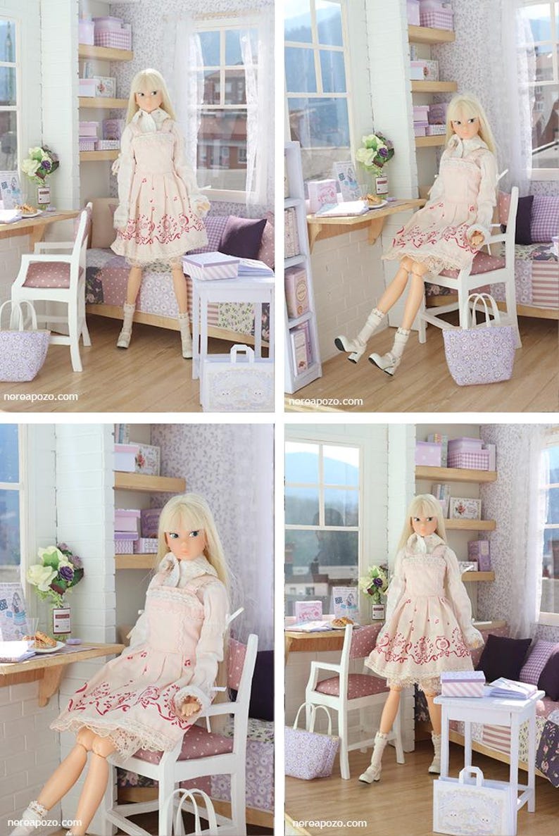 Pode incluir: Imagem de quatro pain&eacute;is de uma boneca com um vestido rosa com gola branca, num cen&aacute;rio de quarto em miniatura. O quarto apresenta uma secret&aacute;ria, prateleiras com caixas e um sof&aacute;. A boneca tem cabelo loiro e botas brancas. O cen&aacute;rio &eacute; decorado em cores pastel.