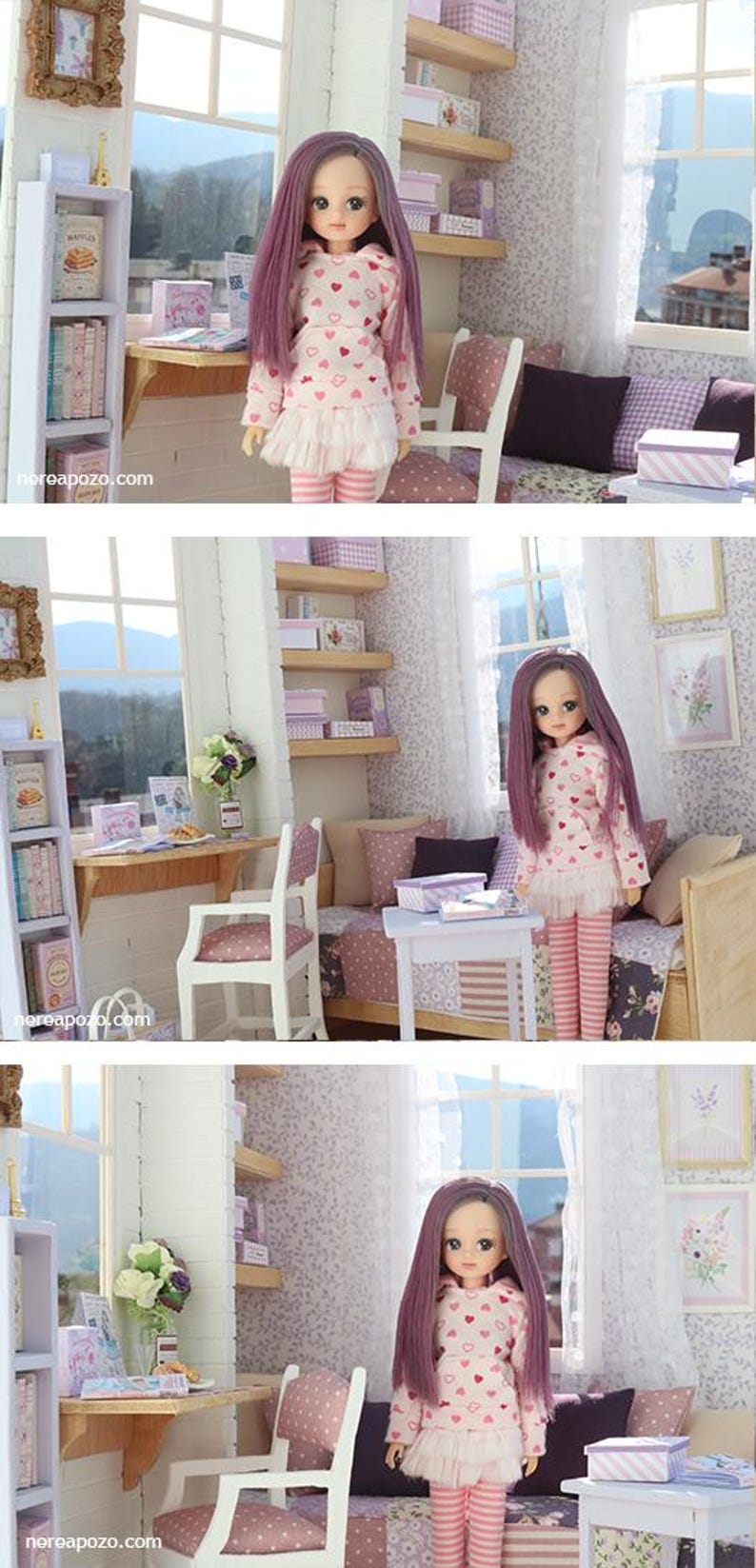 Pode incluir: Uma boneca com longos cabelos roxos e uma roupa rosa com padr&otilde;es de cora&ccedil;&atilde;o est&aacute; em um quarto em miniatura. O quarto apresenta uma mesa, prateleiras e uma cama, todos decorados em tons de rosa e branco. A boneca est&aacute; vestindo um top rosa com cora&ccedil;&otilde;es vermelhos, uma saia branca e leggings listradas rosa.