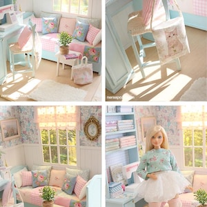 K&ouml;nnte beinhalten: Miniatur-Puppenhaus-Interieur in Pastellt&ouml;nen. Die Szene zeigt ein Sofa mit floralen Kissen, einen kleinen Tisch und eine Tragetasche mit Katzenillustration. Eine Puppe ist ebenfalls vorhanden.