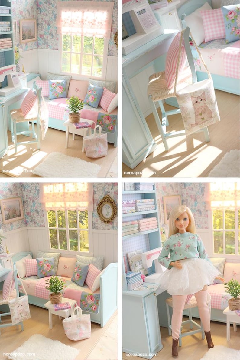 K&ouml;nnte beinhalten: Miniatur-Puppenhaus-Interieur in Pastellt&ouml;nen. Die Szene zeigt ein Sofa mit floralen Kissen, einen kleinen Tisch und eine Tragetasche mit Katzenillustration. Eine Puppe ist ebenfalls vorhanden.