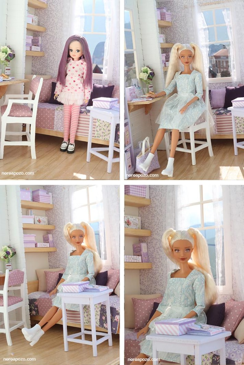 Pode incluir: Quatro imagens de bonecas em um cen&aacute;rio de quarto em miniatura. As bonecas est&atilde;o vestidas com v&aacute;rias roupas e posam em diferentes posi&ccedil;&otilde;es. O quarto &eacute; decorado com m&oacute;veis em miniatura, prateleiras e acess&oacute;rios. O tema geral &eacute; uma casa de bonecas ou uma cena em miniatura.