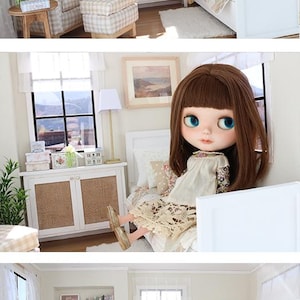 K&ouml;nnte beinhalten: Ein Miniatur-Puppenhauszimmer mit einer Puppe mit braunen Haaren, einem wei&szlig;en Bett, einem karierten Sessel mit Hocker, einem wei&szlig;en Schrank mit Rattant&uuml;ren, eingebauten B&uuml;cherregalen voller B&uuml;cher, einem Beistelltisch und Wandbildern.