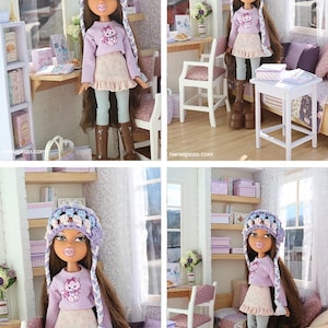 Pode incluir: Boneca Bratz vestindo um su&eacute;ter lil&aacute;s com um desenho de gato, uma saia com babados e um chap&eacute;u de croch&ecirc;. A boneca tem cabelo castanho comprido e botas de plataforma marrons. A boneca est&aacute; em um quarto em miniatura.