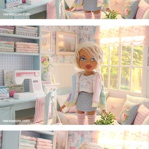 K&ouml;nnte beinhalten: Eine Puppe in einem Miniatur-Zimmer-Setting. Die Puppe tr&auml;gt ein helles Outfit. Eine N&auml;hmaschine steht auf einem Schreibtisch neben einem B&uuml;cherregal mit Stoff. Der Raum hat ein Fenster und Blumendekor.