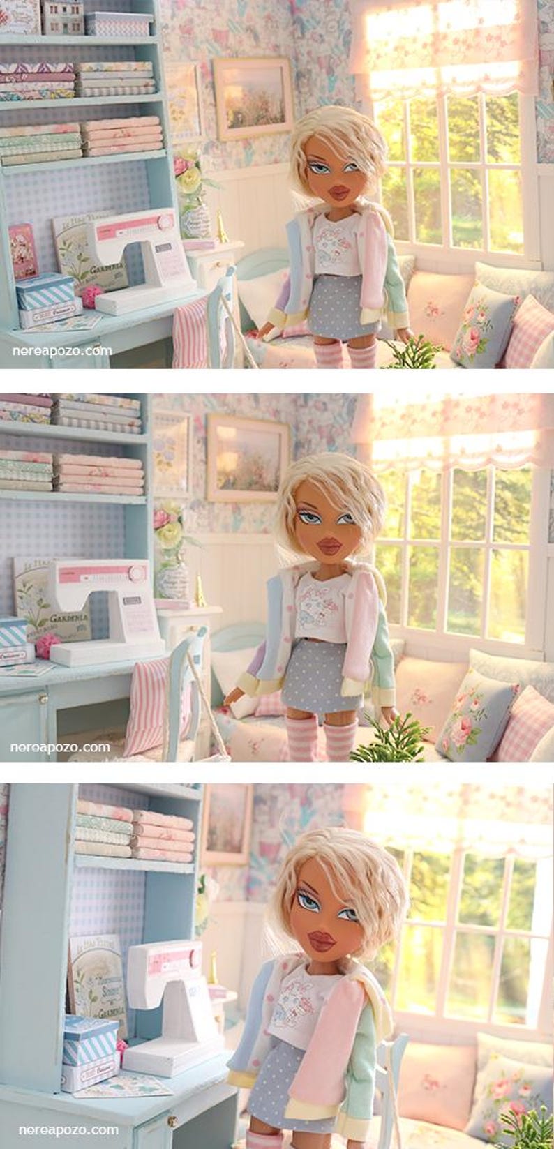 K&ouml;nnte beinhalten: Eine Puppe in einem Miniatur-Zimmer-Setting. Die Puppe tr&auml;gt ein helles Outfit. Eine N&auml;hmaschine steht auf einem Schreibtisch neben einem B&uuml;cherregal mit Stoff. Der Raum hat ein Fenster und Blumendekor.