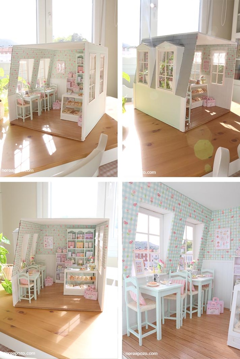K&ouml;nnte beinhalten: Ein Miniatur-Puppenhaus-B&auml;ckerei in hellblau und wei&szlig;. Im Inneren befinden sich Tische, St&uuml;hle und eine Vitrine mit Miniaturgeb&auml;ck. Die W&auml;nde sind mit einem Blumenmuster verziert, und die Fenster bieten einen Blick nach drau&szlig;en.