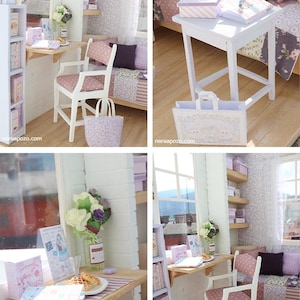 Pode incluir: Interior de casa de bonecas em miniatura com janela, mesa pequena e cadeira. O quarto &eacute; decorado em tons de branco, rosa e roxo. H&aacute; livros, caixas e um arranjo floral. Uma sacola est&aacute; no ch&atilde;o.
