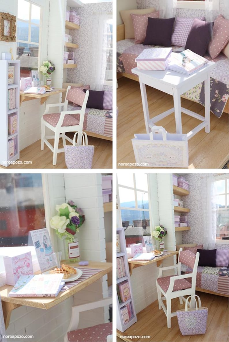 Pode incluir: Interior de casa de bonecas em miniatura com janela, mesa pequena e cadeira. O quarto &eacute; decorado em tons de branco, rosa e roxo. H&aacute; livros, caixas e um arranjo floral. Uma sacola est&aacute; no ch&atilde;o.
