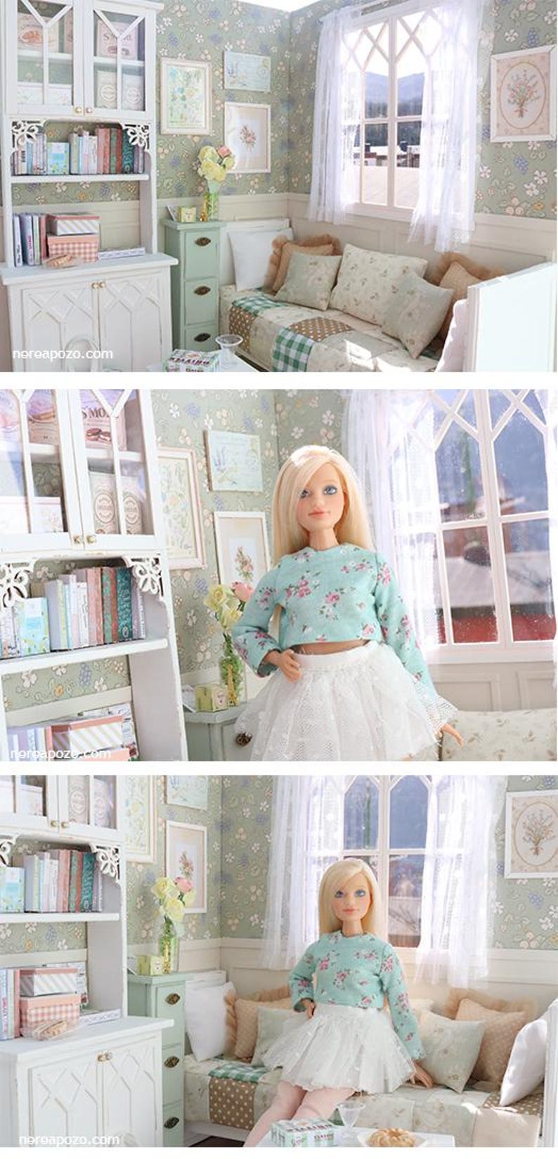 Może przedstawiać: Miniaturowe wnętrze domku dla lalek z białą szafką, książkami i oprawionymi dziełami sztuki. Lalka w bluzce w kwiaty i białej sp&oacute;dnicy znajduje się w pokoju. Pok&oacute;j ma okno z białymi zasłonami i ł&oacute;żko z poduszkami.