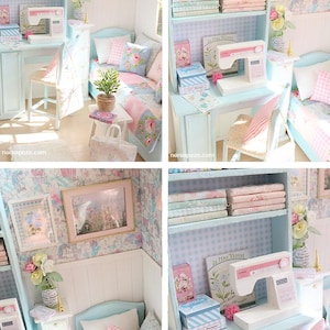 K&ouml;nnte beinhalten: Ein Miniatur-Puppenhaus-Schlafzimmer und N&auml;hzimmer mit einem hellblauen Schreibtisch, Regalen und Bett. Der Raum ist mit floralen Mustern, rosa und blauen Akzenten und einer N&auml;hmaschine dekoriert.