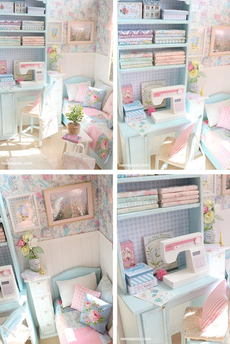 K&ouml;nnte beinhalten: Ein Miniatur-Puppenhaus-Schlafzimmer und N&auml;hzimmer mit einem hellblauen Schreibtisch, Regalen und Bett. Der Raum ist mit floralen Mustern, rosa und blauen Akzenten und einer N&auml;hmaschine dekoriert.