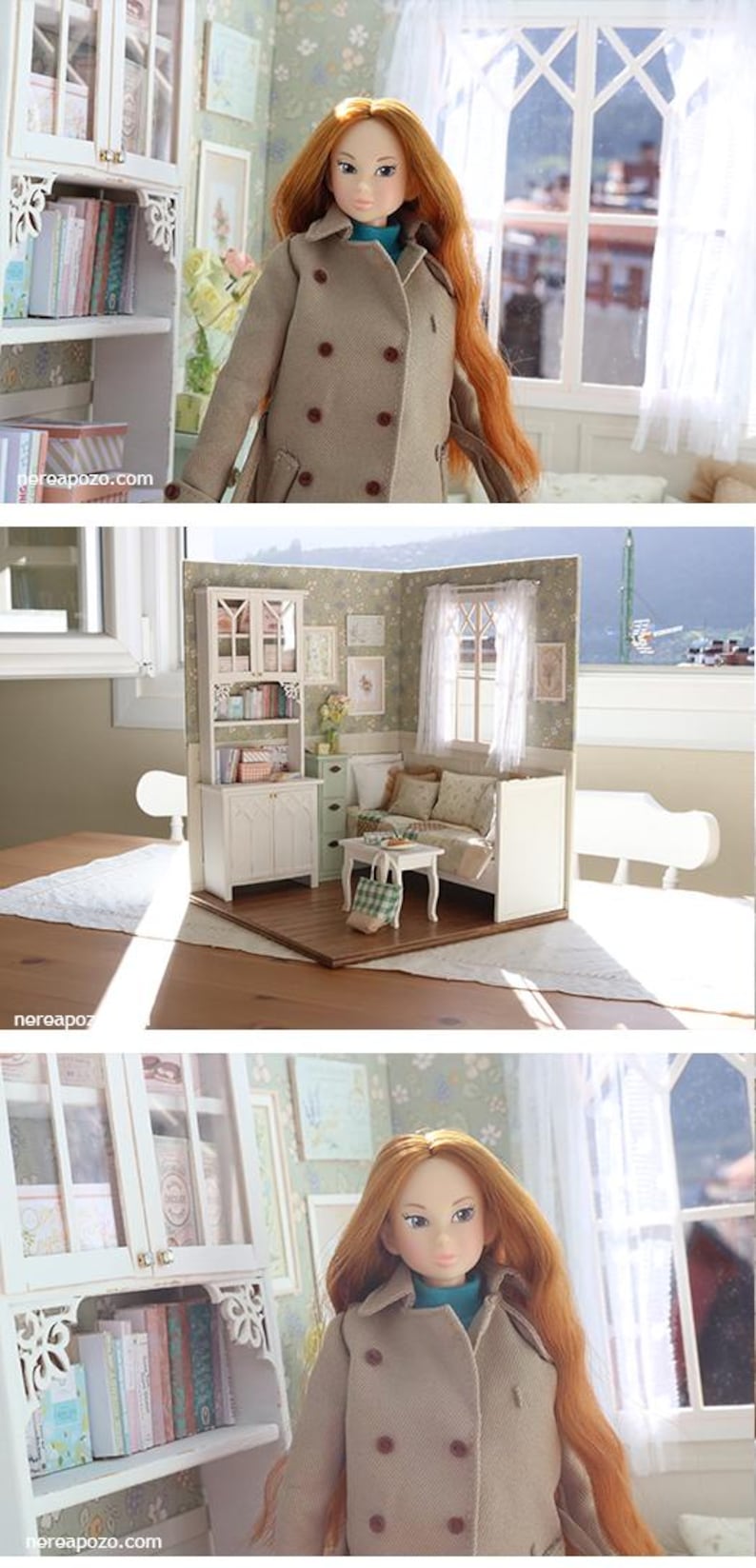 Może przedstawiać: Lalka z długimi rudymi włosami i beżowym płaszczem stoi w miniaturowym pokoju. Pok&oacute;j posiada białą biblioteczkę, małą sofę i okno z widokiem. Scena to szczeg&oacute;łowa miniatura diorama.