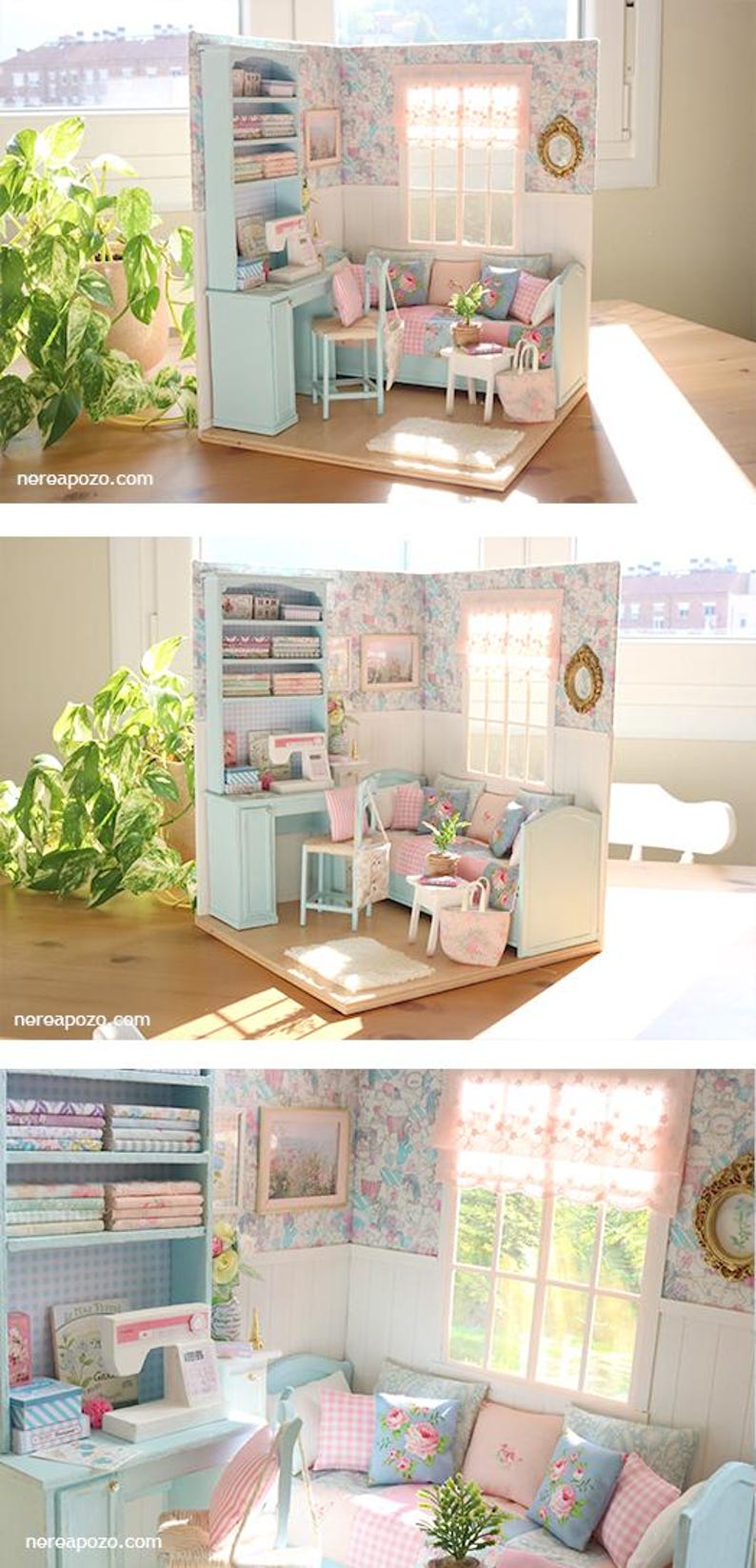 K&ouml;nnte beinhalten: Miniatur-Puppenhaus-Interieur mit N&auml;hbereich und Wohnzimmer. Der Raum ist in Pastellfarben gehalten und verf&uuml;gt &uuml;ber eine Blumtapete, eine N&auml;hmaschine und ein kleines Sofa mit Kissen. Das Gesamtthema ist eine gem&uuml;tliche, Vintage-&Auml;sthetik.