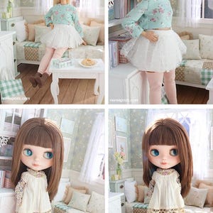 Może przedstawiać: Cztery zdjęcia lalek w miniaturowym otoczeniu pokoju. Lalki mają na sobie sukienki i bluzki ze sp&oacute;dnicami. Pok&oacute;j ma sofę, st&oacute;ł i okno. Ściany zdobią tapety i dzieła sztuki. Lalki pozują w r&oacute;żnych pozycjach.