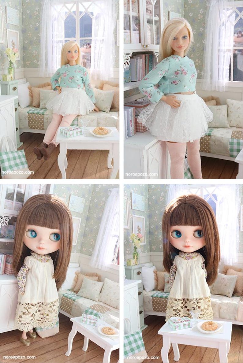 Może przedstawiać: Cztery zdjęcia lalek w miniaturowym otoczeniu pokoju. Lalki mają na sobie sukienki i bluzki ze sp&oacute;dnicami. Pok&oacute;j ma sofę, st&oacute;ł i okno. Ściany zdobią tapety i dzieła sztuki. Lalki pozują w r&oacute;żnych pozycjach.