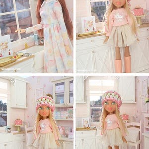 May include: Four images of dolls in a pink kitchen setting. One doll wears a floral dress, while the others are Bratz dolls in pink outfits, hats, and boots. The kitchen has white cabinets and a window. The website address noreapozo.com is visible.