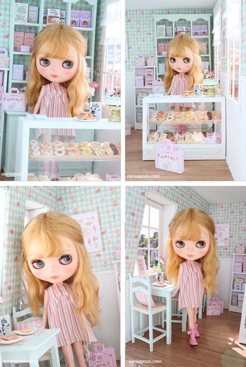 K&ouml;nnte beinhalten: Eine Puppe mit blonden Haaren und blauen Augen in einer Miniatur-B&auml;ckerei. Die Puppe tr&auml;gt ein gestreiftes Kleid und rosa Stiefel. Die B&auml;ckerei hat Regale mit Geb&auml;ck, eine Vitrine und einen Tisch mit einem Stuhl.