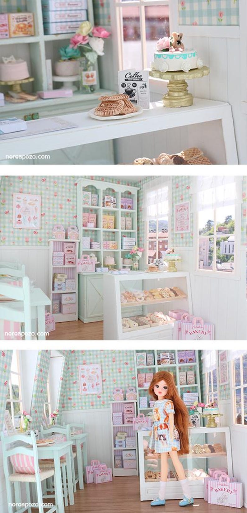 K&ouml;nnte beinhalten: Ein Miniatur-B&auml;ckerladen mit Regalen, Vitrinen und Tischen. Die Regale sind mit Schachteln und Geb&auml;ck gef&uuml;llt. Ein Kuchen mit einem Teddyb&auml;renaufsatz steht auf einem goldenen St&auml;nder. Die W&auml;nde sind mit einem hellgr&uuml;nen und wei&szlig;en Karomuster verziert.