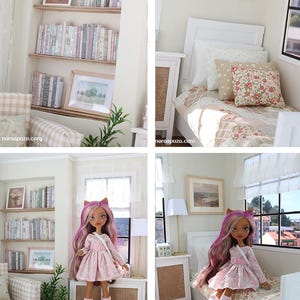 K&ouml;nnte beinhalten: Eine Puppe mit langem rosa-braunem Haar, bekleidet mit einem hellrosa gemusterten Kleid und wei&szlig;en Stulpen, in einem Miniatur-Schlafzimmer mit wei&szlig;em Bett, B&uuml;cherregal, einem gerahmten Bild und einem karierten Sessel.