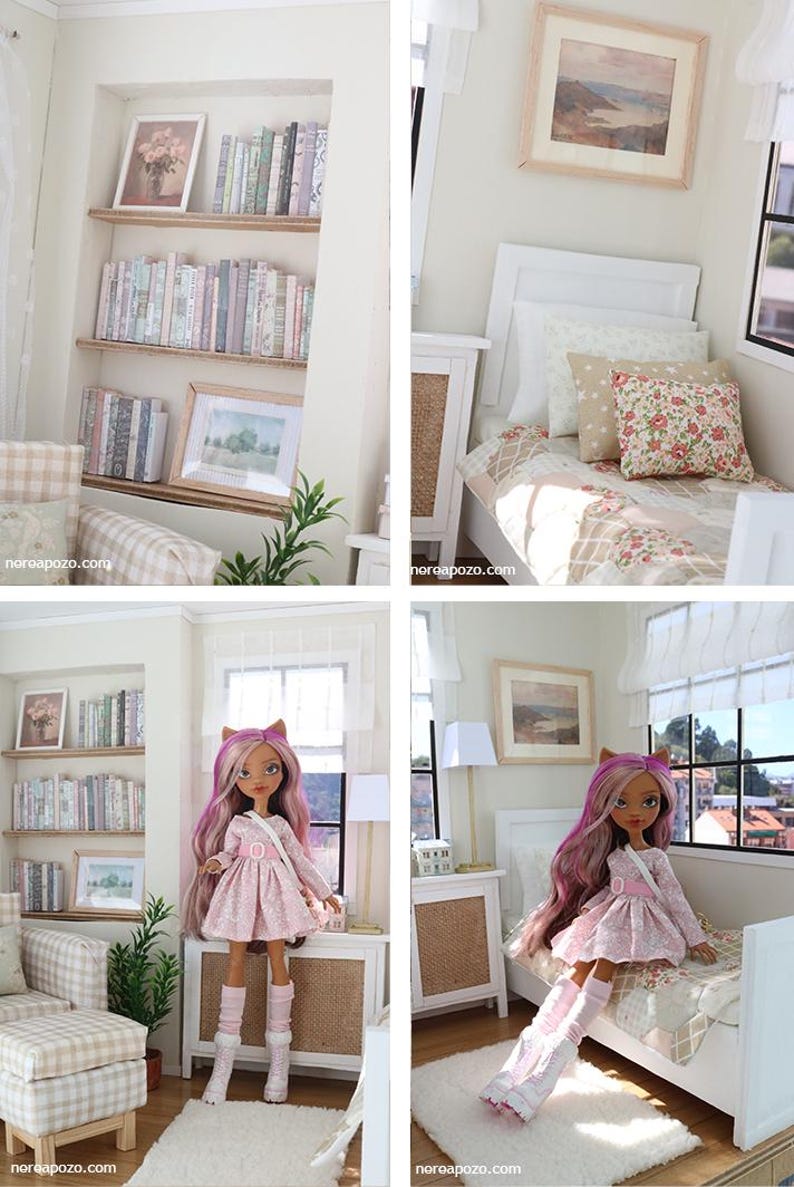 K&ouml;nnte beinhalten: Eine Puppe mit langem rosa-braunem Haar, bekleidet mit einem hellrosa gemusterten Kleid und wei&szlig;en Stulpen, in einem Miniatur-Schlafzimmer mit wei&szlig;em Bett, B&uuml;cherregal, einem gerahmten Bild und einem karierten Sessel.