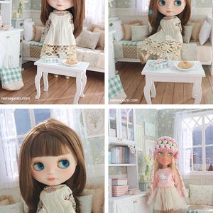 Może przedstawiać: Cztery zdjęcia lalek Blythe w miniaturowym otoczeniu pokoju. Lalki mają duże oczy i noszą sukienki. Jedna lalka ma na sobie r&oacute;żowy str&oacute;j z kapeluszem. Pok&oacute;j ma mały stolik, kanapę i szafkę. Widoczna jest strona internetowa noreapozo.com.