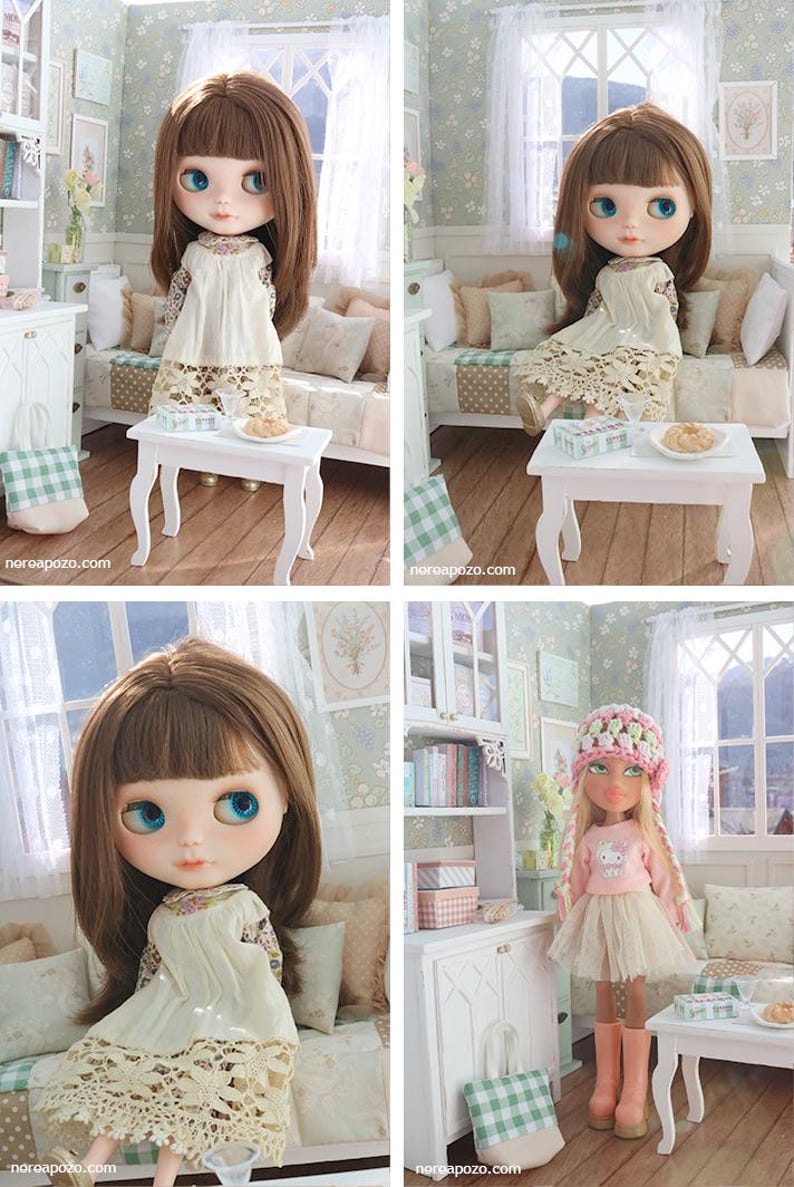 Może przedstawiać: Cztery zdjęcia lalek Blythe w miniaturowym otoczeniu pokoju. Lalki mają duże oczy i noszą sukienki. Jedna lalka ma na sobie r&oacute;żowy str&oacute;j z kapeluszem. Pok&oacute;j ma mały stolik, kanapę i szafkę. Widoczna jest strona internetowa noreapozo.com.