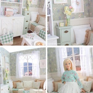 Może przedstawiać: Miniaturowe wnętrze domku dla lalek z kwiatową tapetą, białymi meblami i oprawionymi dziełami sztuki. Scena obejmuje sofę, st&oacute;ł i lalkę. Paleta kolor&oacute;w jest miękka, z pastelowymi odcieniami zieleni, bieli i beżu. Zielono-biała torba w kratę leży na podłodze.