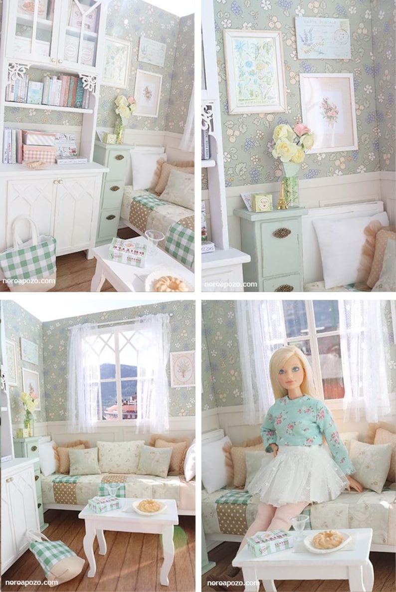 Może przedstawiać: Miniaturowe wnętrze domku dla lalek z kwiatową tapetą, białymi meblami i oprawionymi dziełami sztuki. Scena obejmuje sofę, st&oacute;ł i lalkę. Paleta kolor&oacute;w jest miękka, z pastelowymi odcieniami zieleni, bieli i beżu. Zielono-biała torba w kratę leży na podłodze.