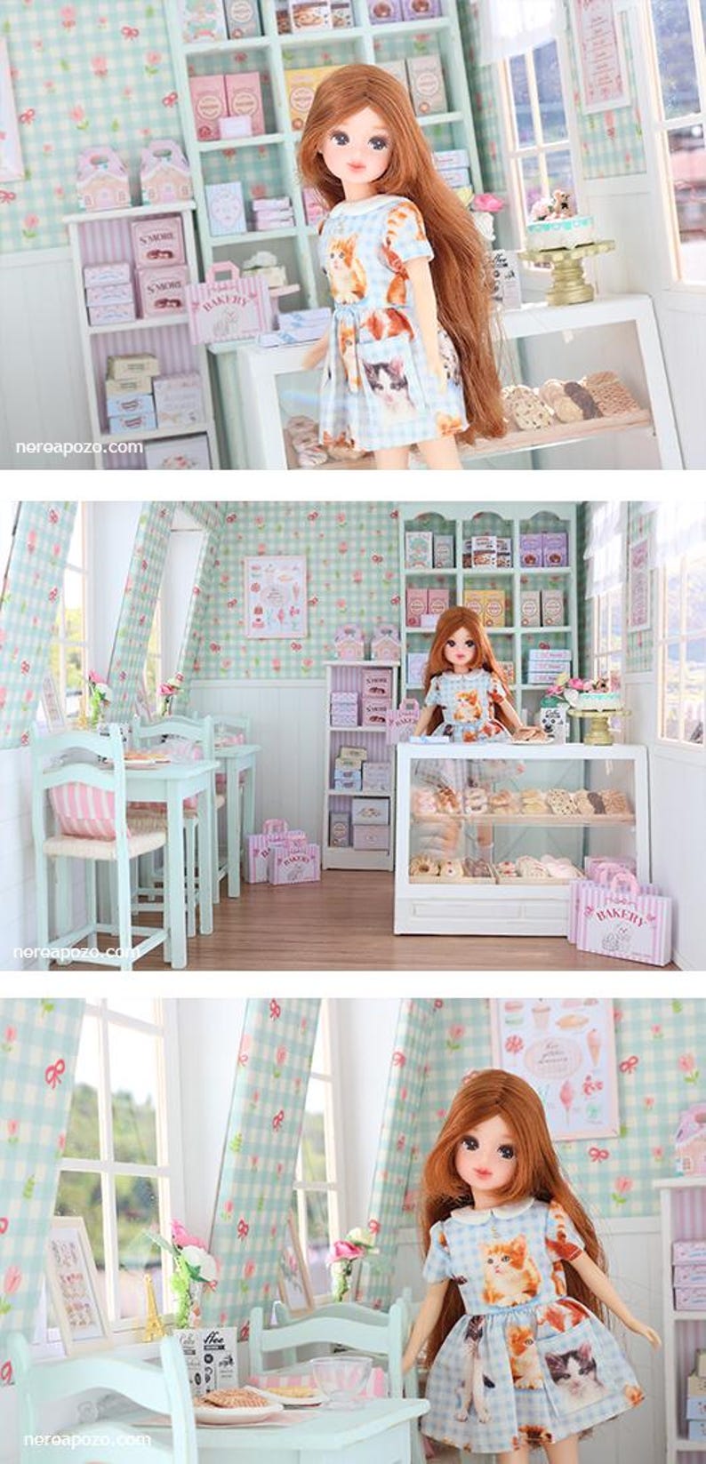 K&ouml;nnte beinhalten: Eine Puppe in einem blauen Kleid mit Katzenmuster steht in einer Miniatur-B&auml;ckerei. Die B&auml;ckerei verf&uuml;gt &uuml;ber Regale mit Schachteln, eine Vitrine mit Geb&auml;ck und Tische. Die W&auml;nde sind mit einem hellblau-wei&szlig;en Karomuster verziert.