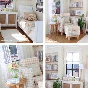 K&ouml;nnte beinhalten: Ein Miniatur-Puppenhauszimmer mit einem wei&szlig;en Bett mit Blumenbettw&auml;sche, einem beigen karierten Sessel mit passendem Hocker, einem Holztisch, eingebauten B&uuml;cherregalen voller B&uuml;cher und einem wei&szlig;en Schrank mit Rattant&uuml;ren.