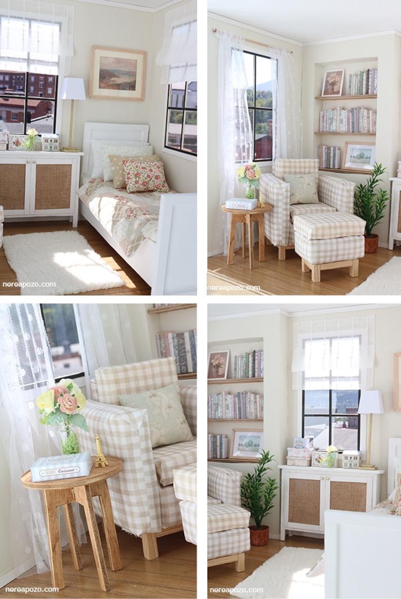 K&ouml;nnte beinhalten: Ein Miniatur-Puppenhauszimmer mit einem wei&szlig;en Bett mit Blumenbettw&auml;sche, einem beigen karierten Sessel mit passendem Hocker, einem Holztisch, eingebauten B&uuml;cherregalen voller B&uuml;cher und einem wei&szlig;en Schrank mit Rattant&uuml;ren.