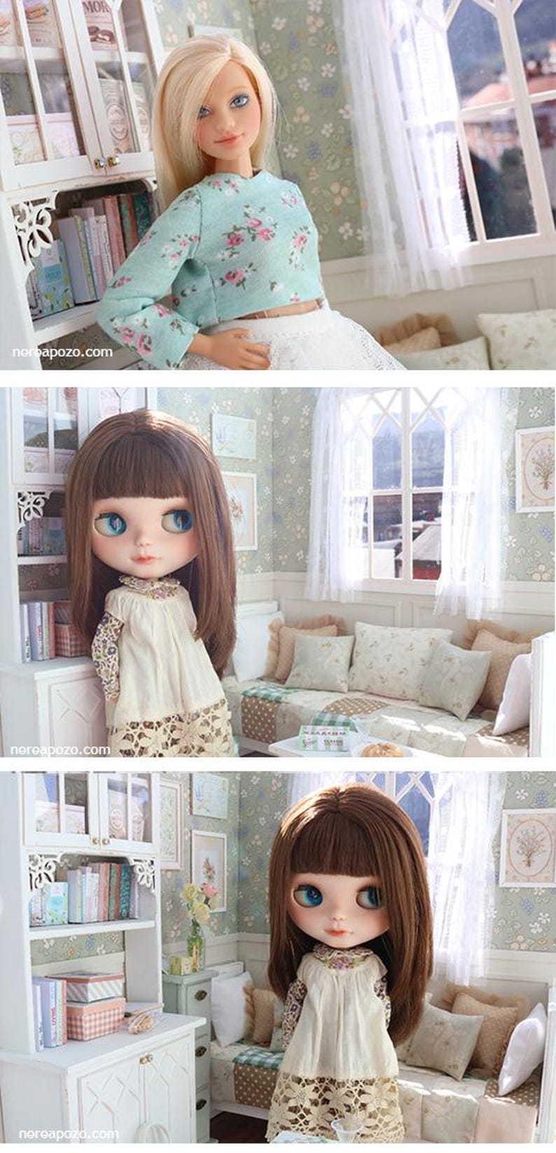 Może przedstawiać: Trzy lalki w miniaturowym pokoju. Lalki mają duże oczy i noszą sukienki i bluzki. Pok&oacute;j posiada regał, okno i kwiatową tapetę. Lalki są blond i brunetkami.