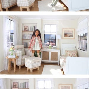 K&ouml;nnte beinhalten: Ein Miniatur-Puppenhauszimmer mit einer Puppe mit langem braunen Haar, die einen gemusterten Mantel und ein Kleid tr&auml;gt. Der Raum enth&auml;lt einen karierten Sessel mit passendem Hocker, ein wei&szlig;es Bett mit Blumenkissen, ein Regal und einen Schrank.