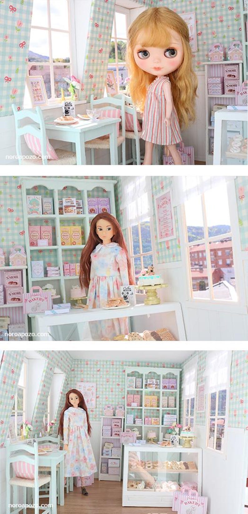 K&ouml;nnte beinhalten: Eine Miniatur-B&auml;ckerei-Szene mit Puppen, in einem hellblauen und rosa Farbschema. Die Szene umfasst einen Tisch und St&uuml;hle, Regale mit Miniatur-Backwaren und eine Vitrine. Die W&auml;nde sind mit einem floralen Muster verziert.