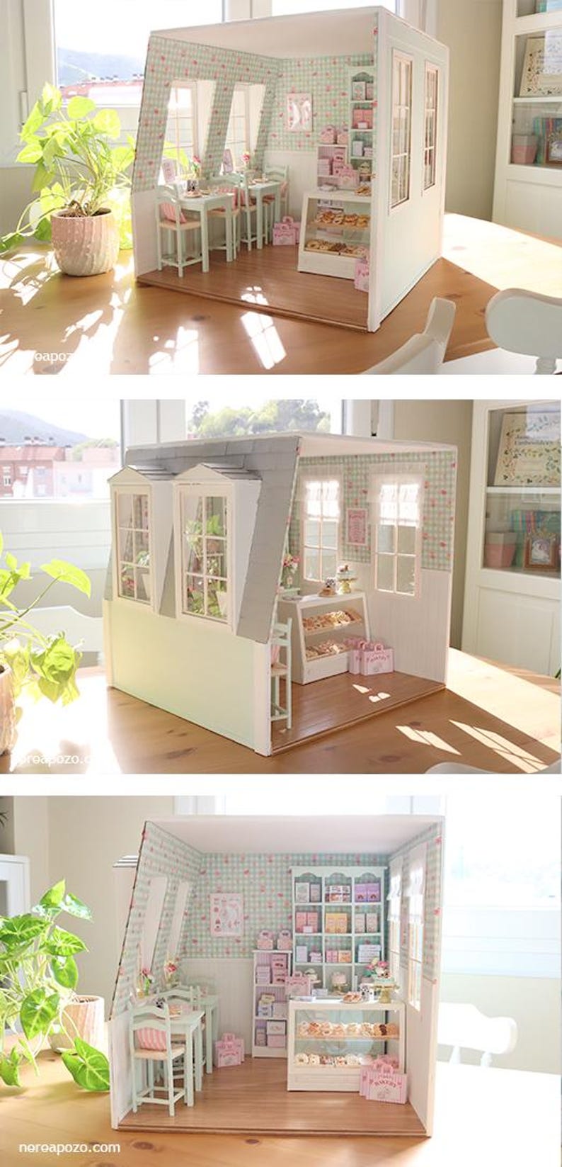 K&ouml;nnte beinhalten: Miniatur-B&auml;ckerei-Szene in Hellgr&uuml;n und Rosa. Das Puppenhaus zeigt eine Vitrine mit Geb&auml;ck, Tischen, St&uuml;hlen und Regalen voller Schachteln. Die W&auml;nde sind mit einem floralen Muster verziert.