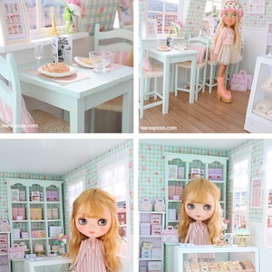 K&ouml;nnte beinhalten: Eine Miniatur-B&auml;ckerei-Szene mit einer Puppe, Tischen und Vitrinen. Die W&auml;nde sind mit einem hellblau-wei&szlig;en Karomuster verziert. Die Vitrine ist mit Miniaturgeb&auml;ck gef&uuml;llt. Die Puppe tr&auml;gt ein rosa Kleid und Stiefel.