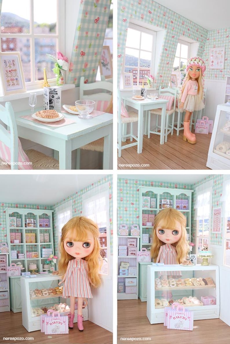 K&ouml;nnte beinhalten: Eine Miniatur-B&auml;ckerei-Szene mit einer Puppe, Tischen und Vitrinen. Die W&auml;nde sind mit einem hellblau-wei&szlig;en Karomuster verziert. Die Vitrine ist mit Miniaturgeb&auml;ck gef&uuml;llt. Die Puppe tr&auml;gt ein rosa Kleid und Stiefel.