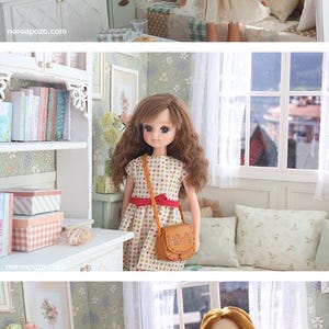 Może przedstawiać: Trzy lalki w miniaturowym pokoju. Pierwsza lalka ma na sobie r&oacute;żowy top, białą sp&oacute;dnicę i dzianinową czapkę. Druga lalka ma na sobie sukienkę w kropki z małą torebką. Trzecia lalka ma na sobie płaszcz w kolorze beżowym.