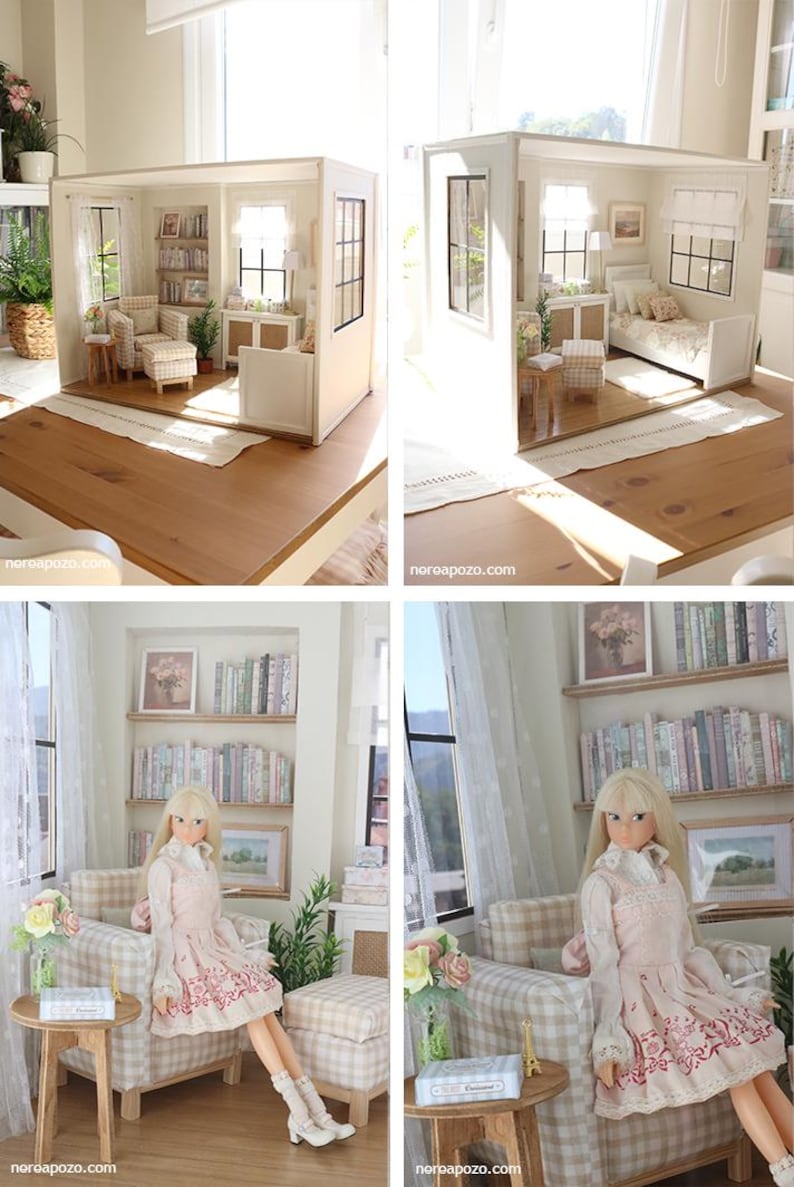K&ouml;nnte beinhalten: Ein Miniatur-Puppenhaus-Zimmer mit hellem Interieur, Fenstern, einem Bett, einem karierten Sessel und einem Fu&szlig;hocker. Eine blonde Puppe in einem rosa gemusterten Kleid sitzt im Sessel. Der Raum enth&auml;lt Regale mit B&uuml;chern und Dekoration.