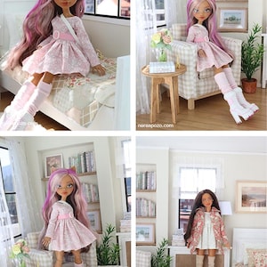K&ouml;nnte beinhalten: Eine Modepuppe mit langem violett-braunem Haar, bekleidet mit einem hellrosa gemusterten Kleid mit wei&szlig;em G&uuml;rtel, rosa Stulpen und wei&szlig;en Plateaustiefeln. Eine zweite Puppe tr&auml;gt ein wei&szlig;es Kleid, einen gemusterten Mantel und graue Stiefel.