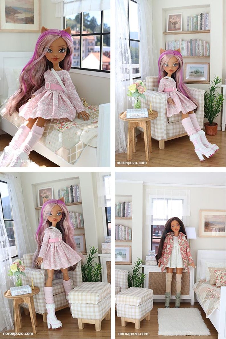 K&ouml;nnte beinhalten: Eine Modepuppe mit langem violett-braunem Haar, bekleidet mit einem hellrosa gemusterten Kleid mit wei&szlig;em G&uuml;rtel, rosa Stulpen und wei&szlig;en Plateaustiefeln. Eine zweite Puppe tr&auml;gt ein wei&szlig;es Kleid, einen gemusterten Mantel und graue Stiefel.
