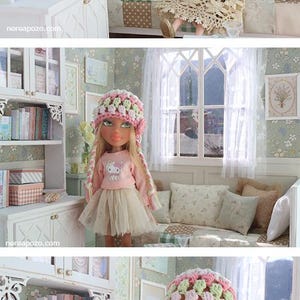 Może przedstawiać: Wnętrze domku dla lalek z lalkami, miniaturowymi meblami i dekoracjami. Lalki ubrane są w r&oacute;żne stroje, w tym sukienkę i sweter ze sp&oacute;dnicą. Pok&oacute;j ma okno, p&oacute;łkę na książki i sofę. Schemat kolor&oacute;w jest miękki i pastelowy.